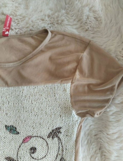 Playera con diseño floral y detalles de encaje