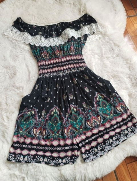 Conjunto corto de mujer con encaje y estampado colorido