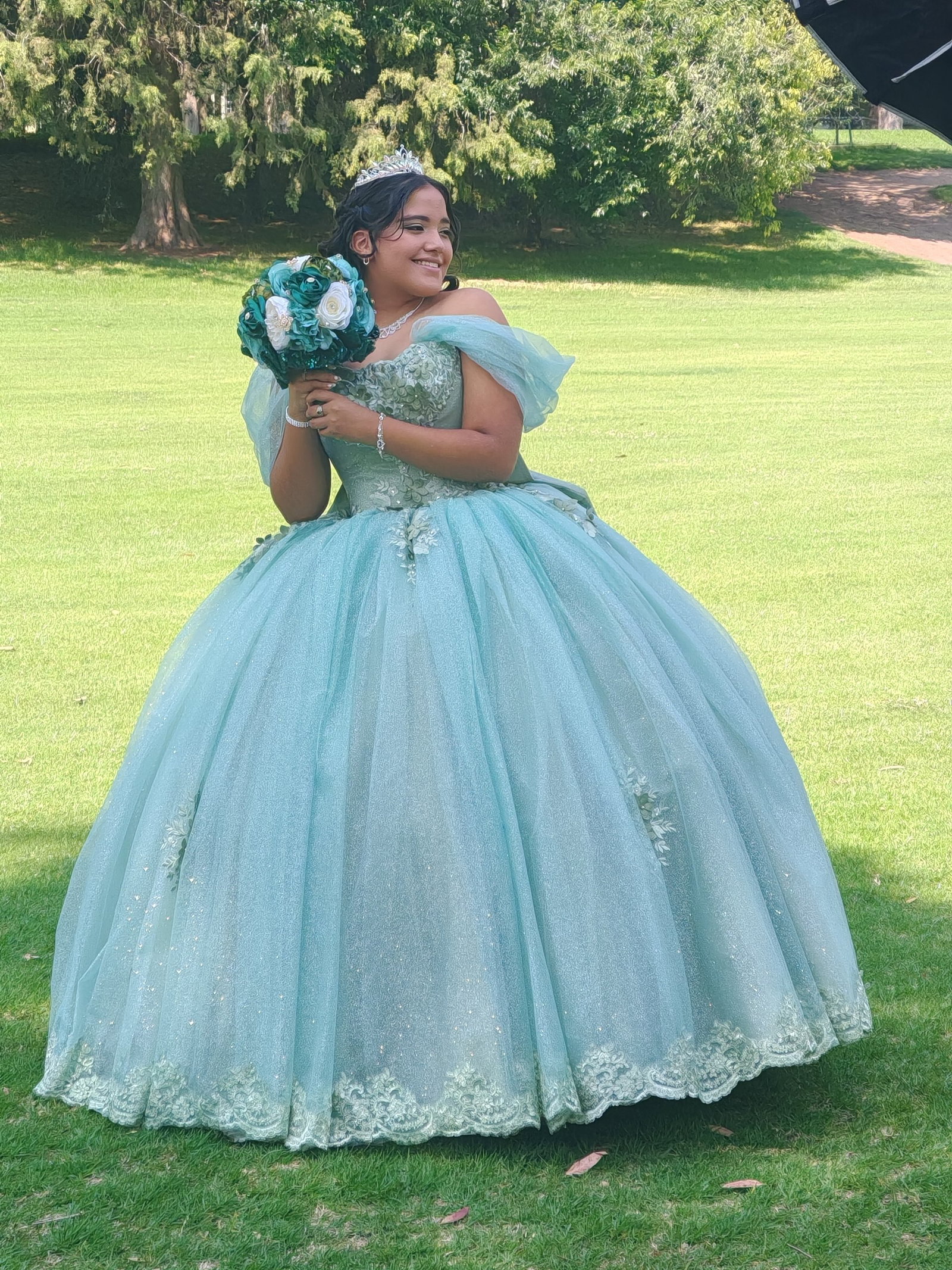 Vestido de XV años verde olivo con crinolinas