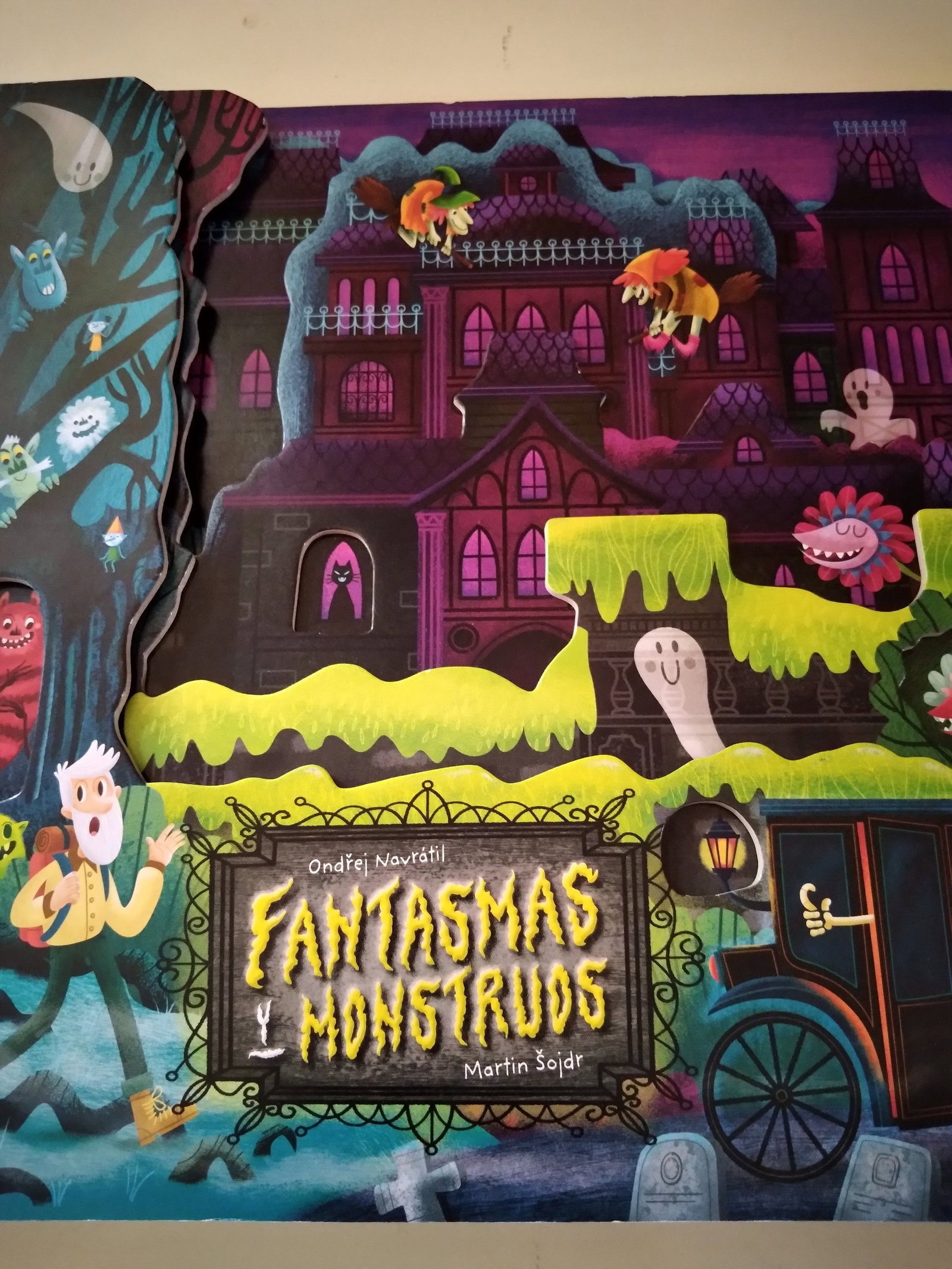 Libro Fantasmas y Monstruos - Ondřej Navrátil