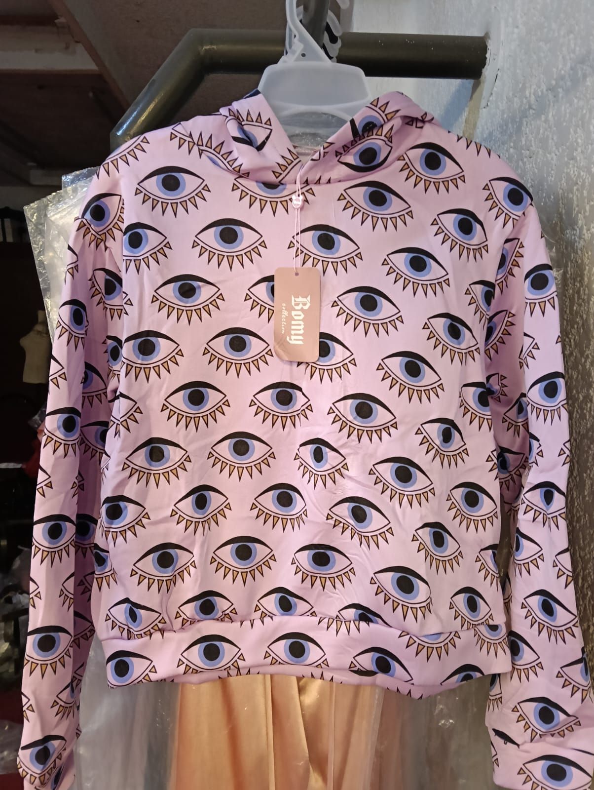 Sudadera con diseño de ojos en color rosa