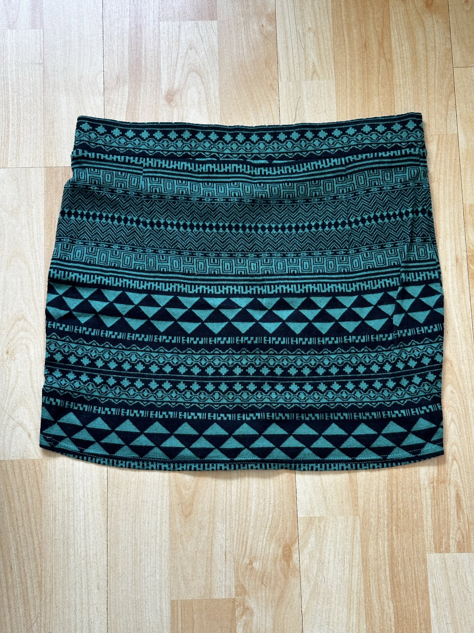 Falda negra con verde, talla L, cómoda y elástica