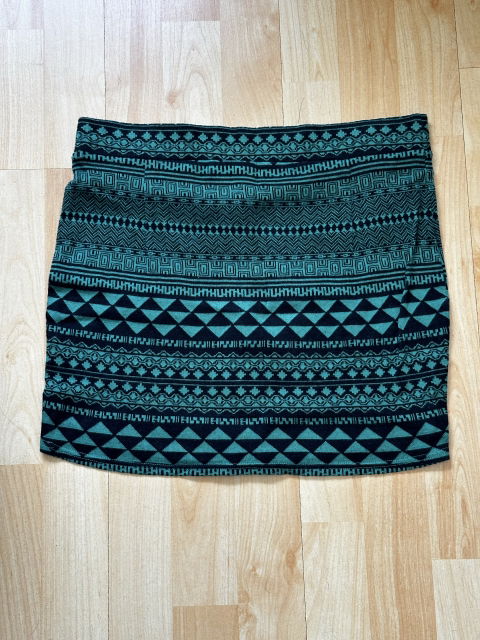Falda negra con verde, talla L, cómoda y elástica