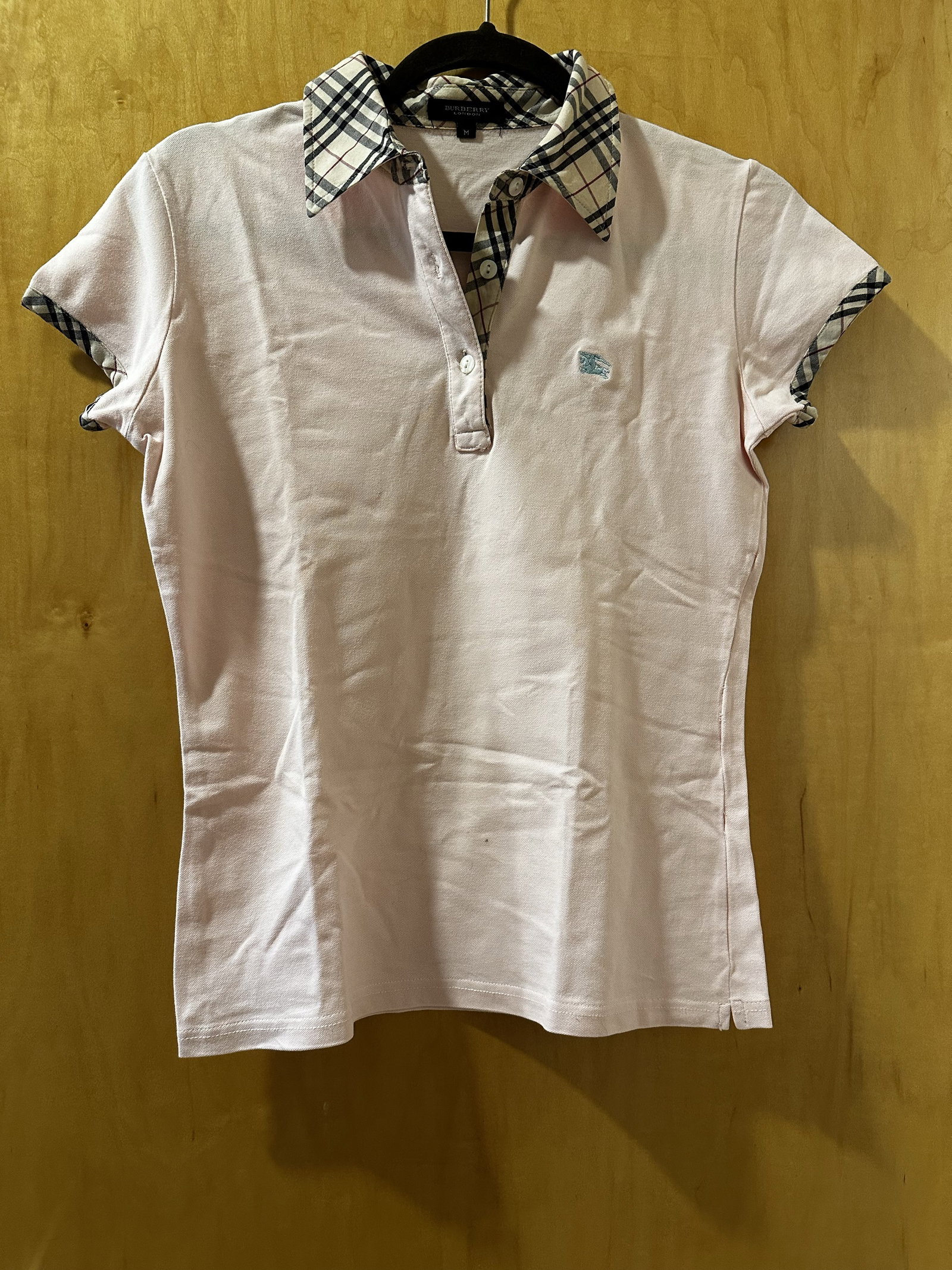 Playera Burberry Original Rosa con Detalles en Cuello