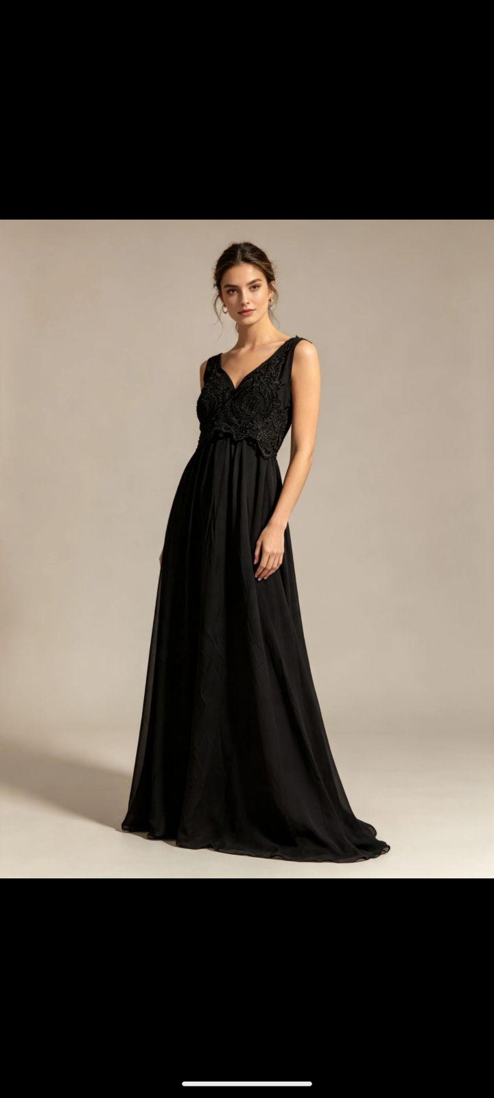 Vestido negro de fiesta con apliques de pedrería