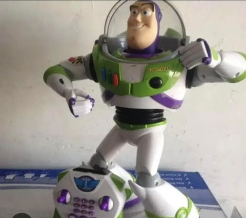 Figura Buzz Lightyear con sonido y movimiento