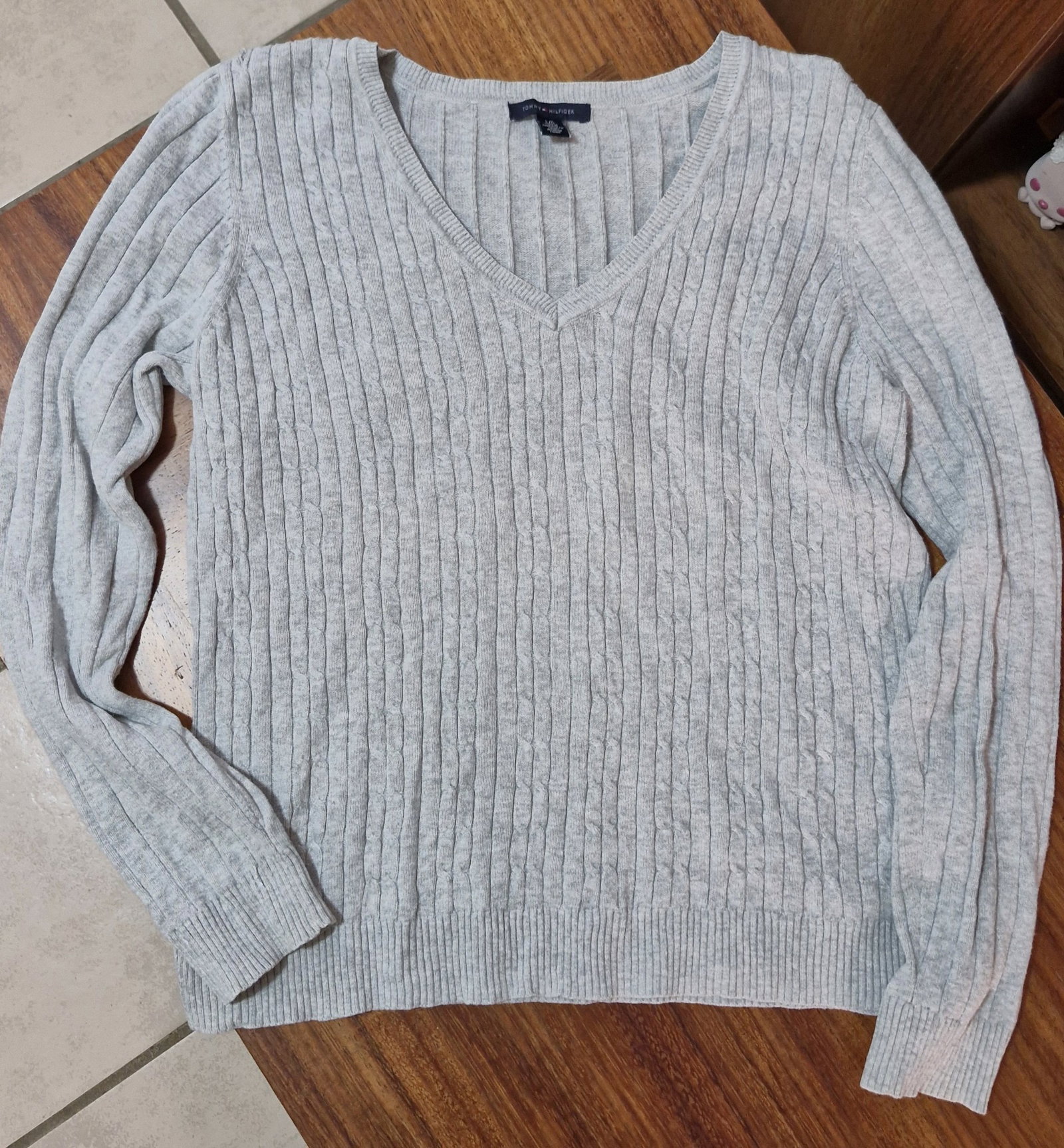 Suéter gris cuello V Tommy Hilfiger talla L como nuevo