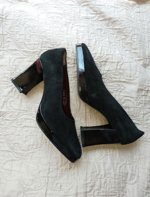 Zapatos negros marca Dione. De ante, talla 25