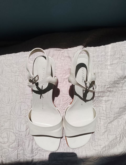 Sandalias de tacón blancas Vía Uno talla25