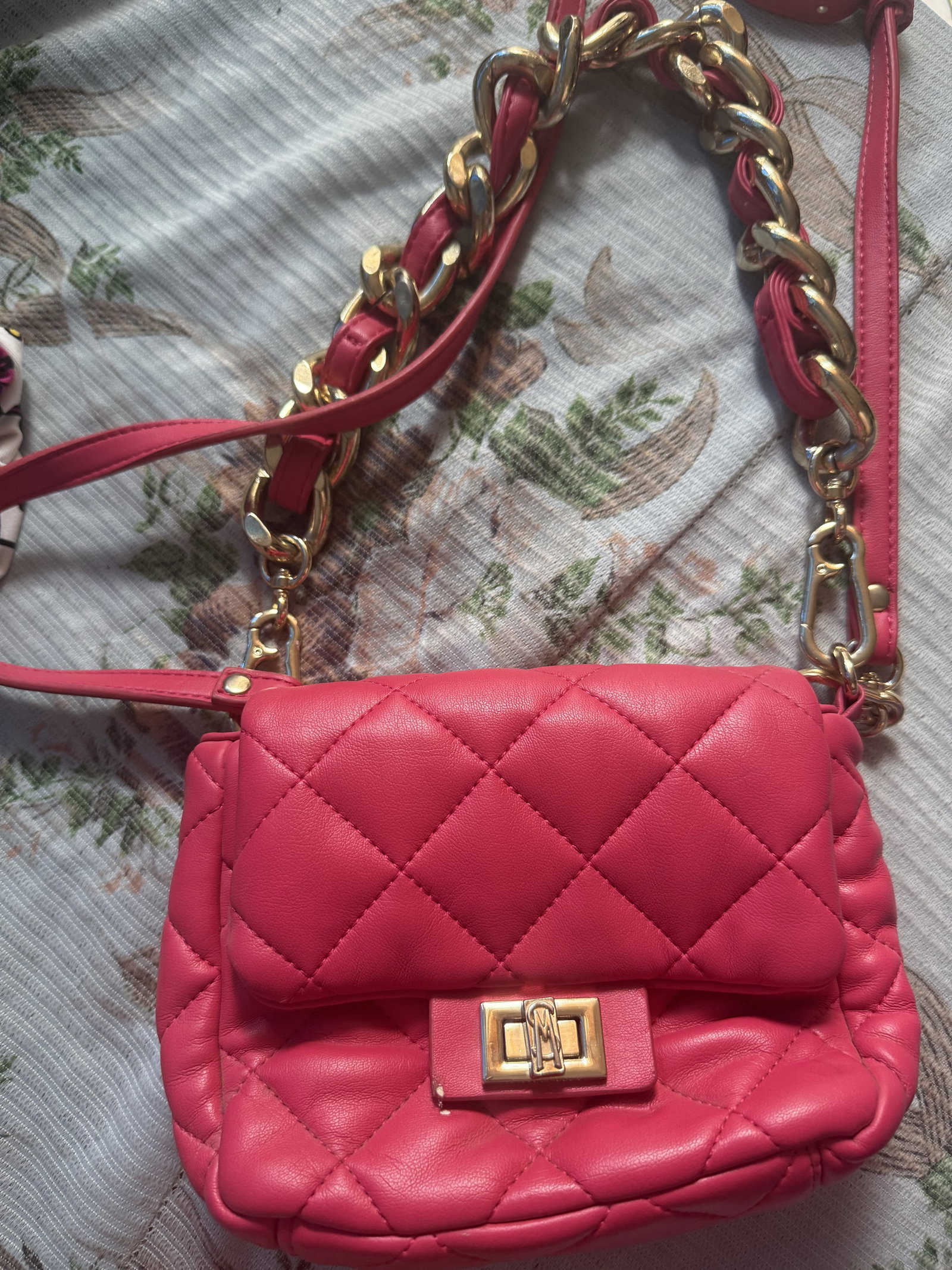 Bolsa pequeña rosa Steve Madden en estado regular