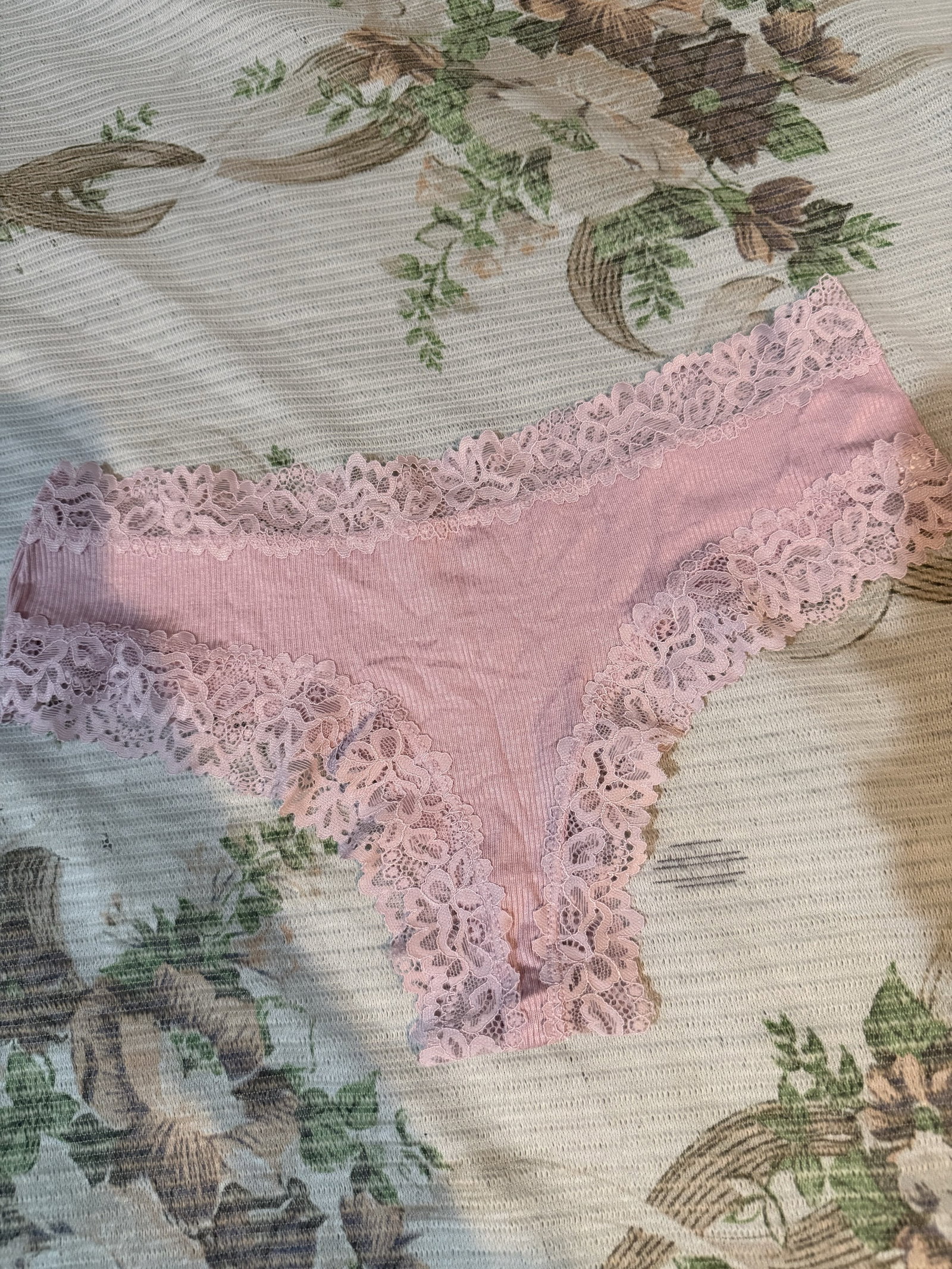 Tanga de encaje lila/panty 