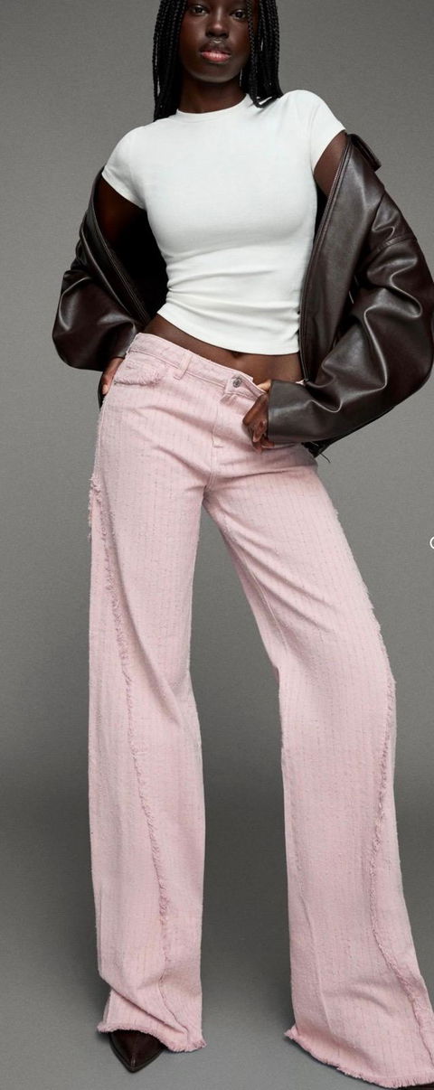 Pantalón acampanado Bershka talla 26 color rosa claro