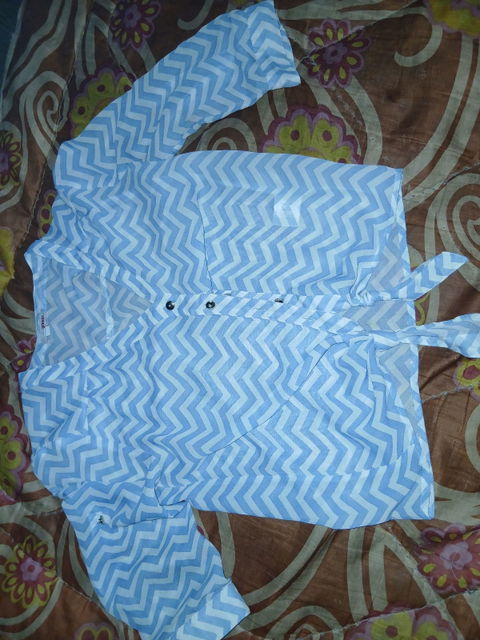 Blusa rayada azul con blanco talla M en buen estado