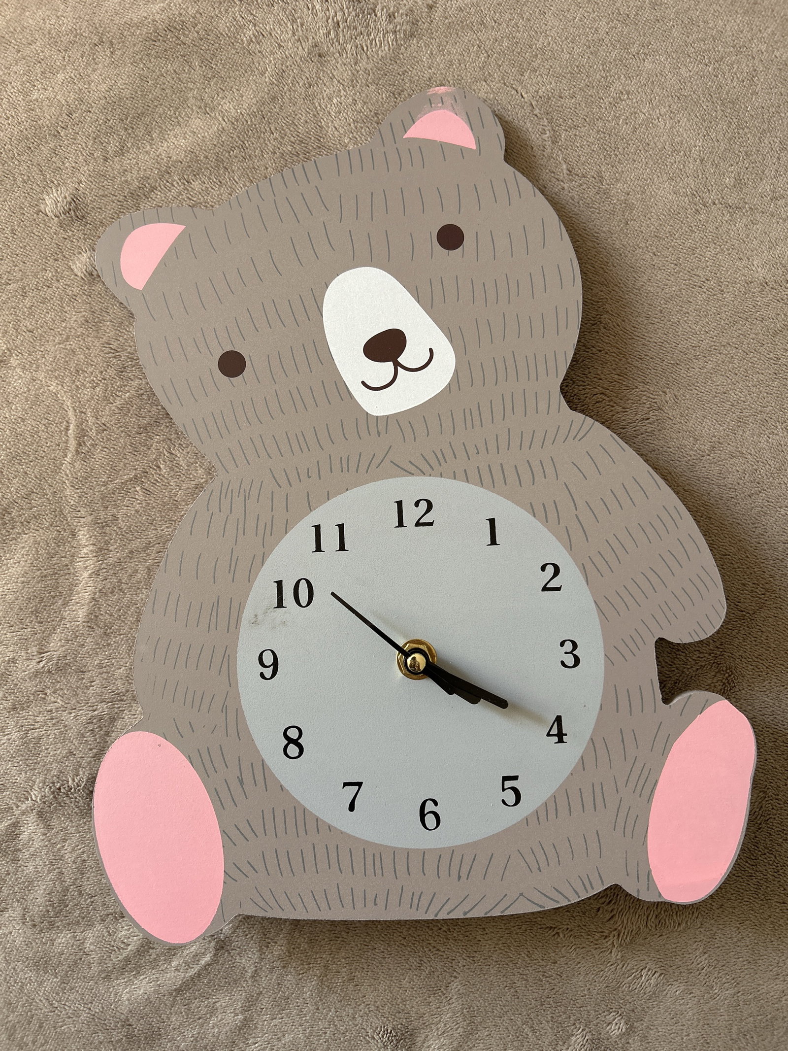 Reloj de madera en forma de oso