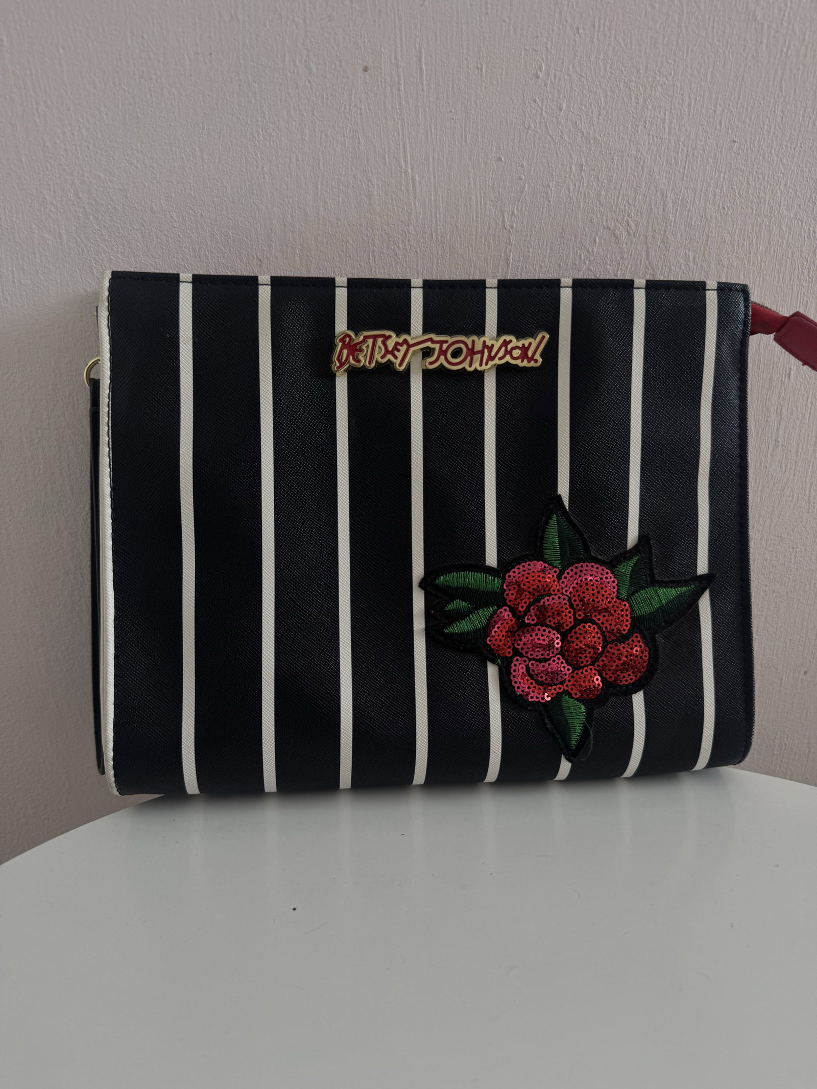 Bolsa Betsey Johnson con diseño a rayas y bordado de flor