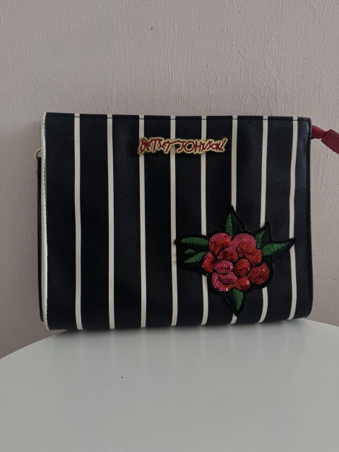 Bolsa Betsey Johnson con diseño a rayas y bordado de flor