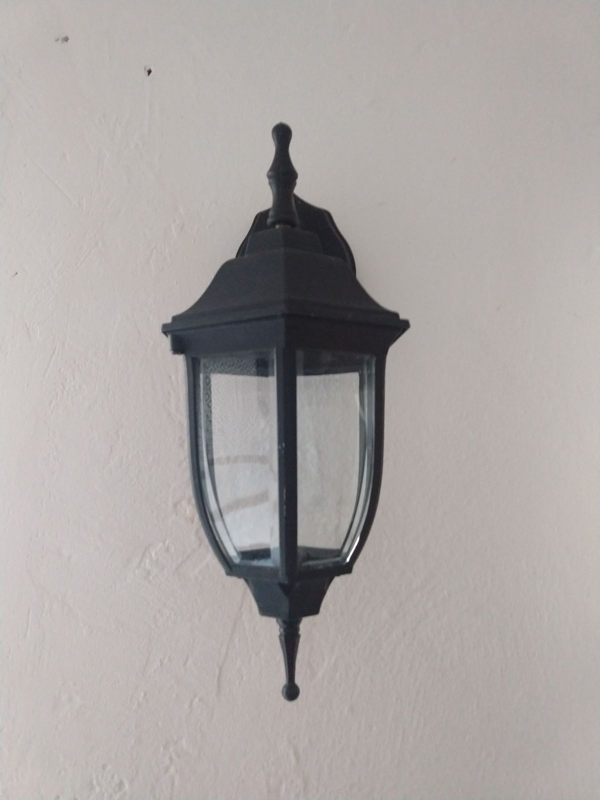 Lámpara tipo farol para exterior color negro en excelentes condiciones