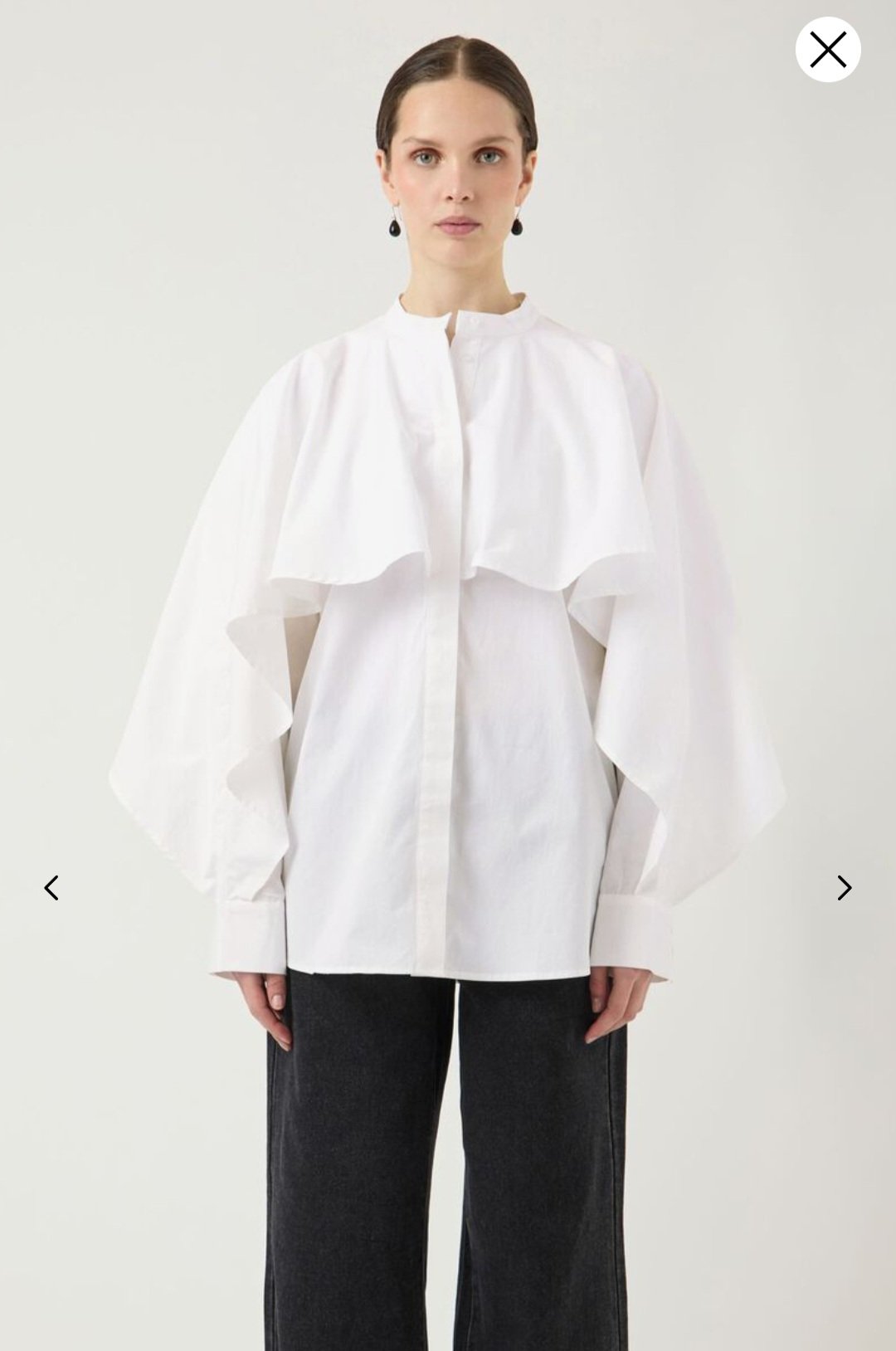 Camisa blanca con olan removible