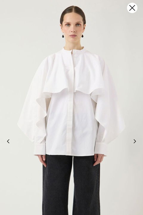 Camisa blanca con olan removible