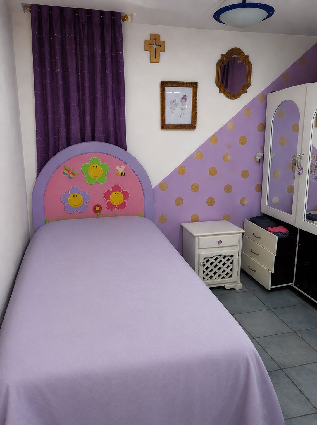 Recámara infantil de madera con armario y buro