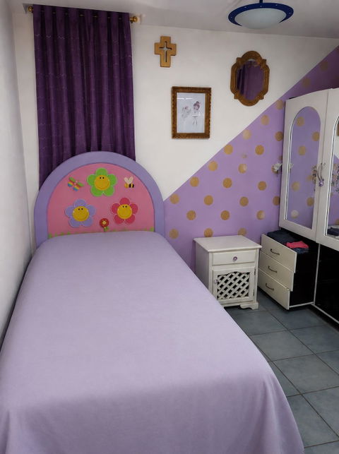 Recámara infantil de madera con armario y buro