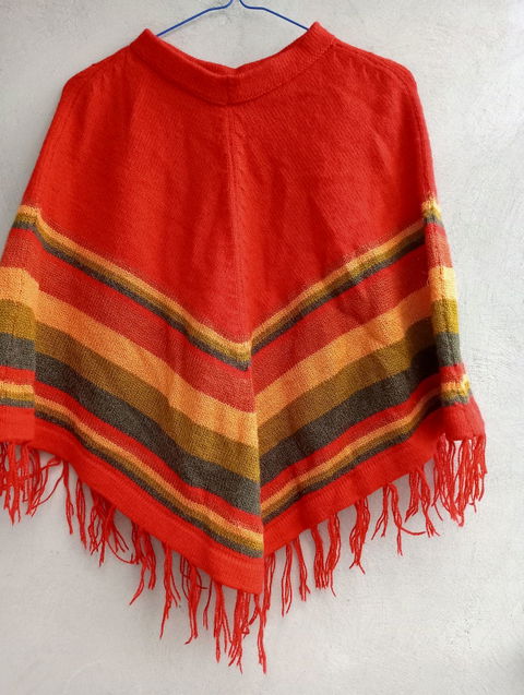 Capa para mujer chica color naranja con rayas y flecos