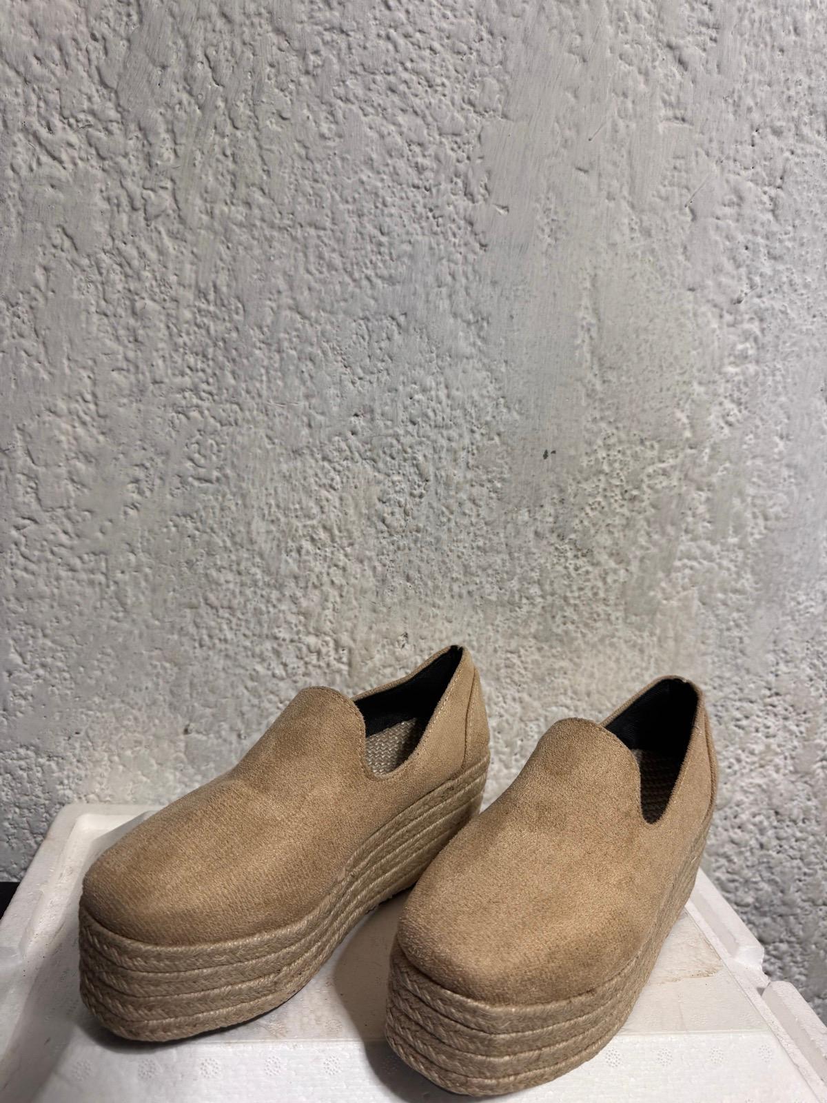 Zapatos de mujer cómodos de gamuza beige con plataforma