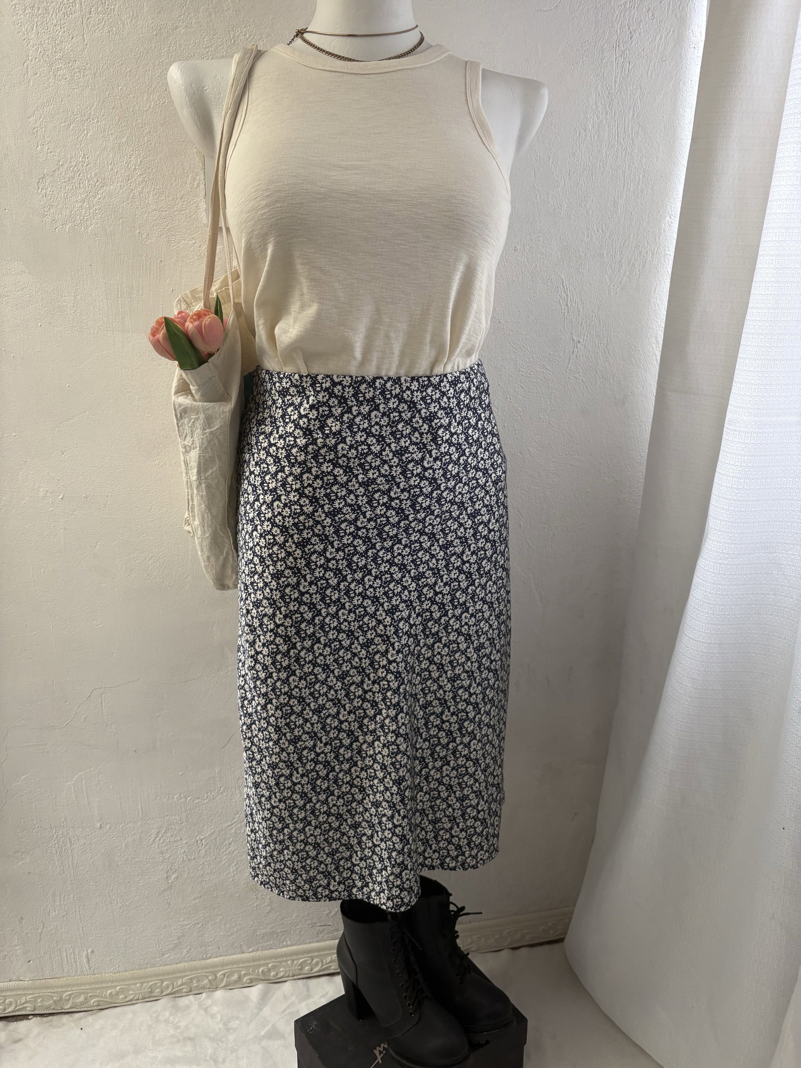 Falda midi floreada tipo satinada