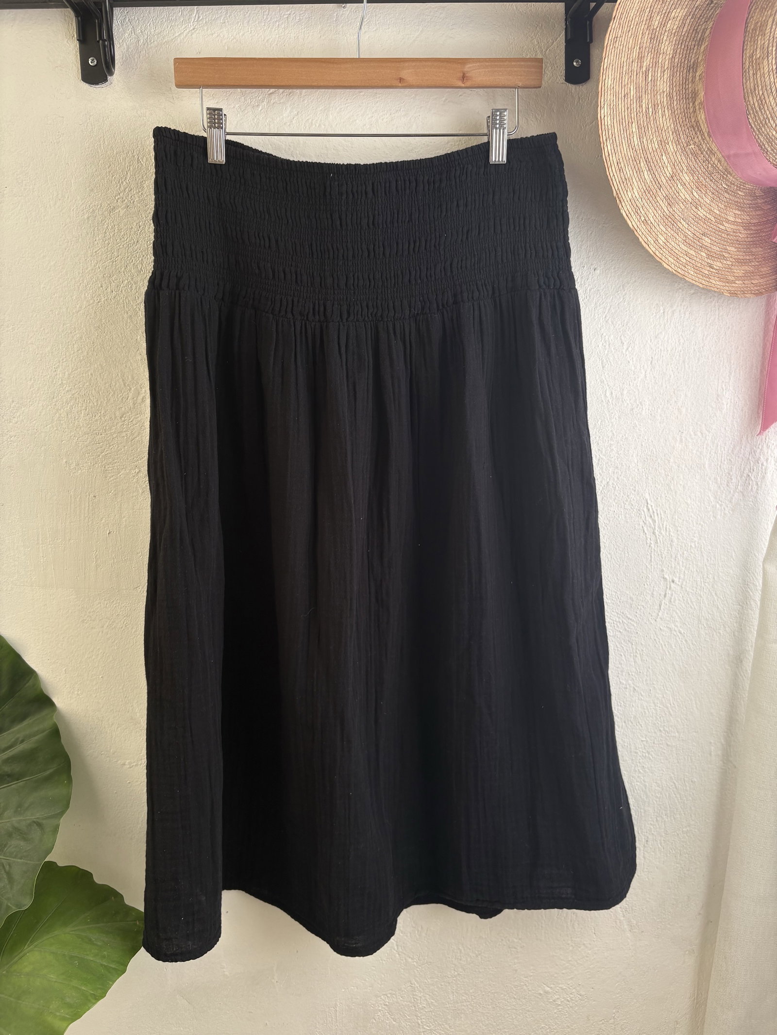 Falda negra midi pretina ancha