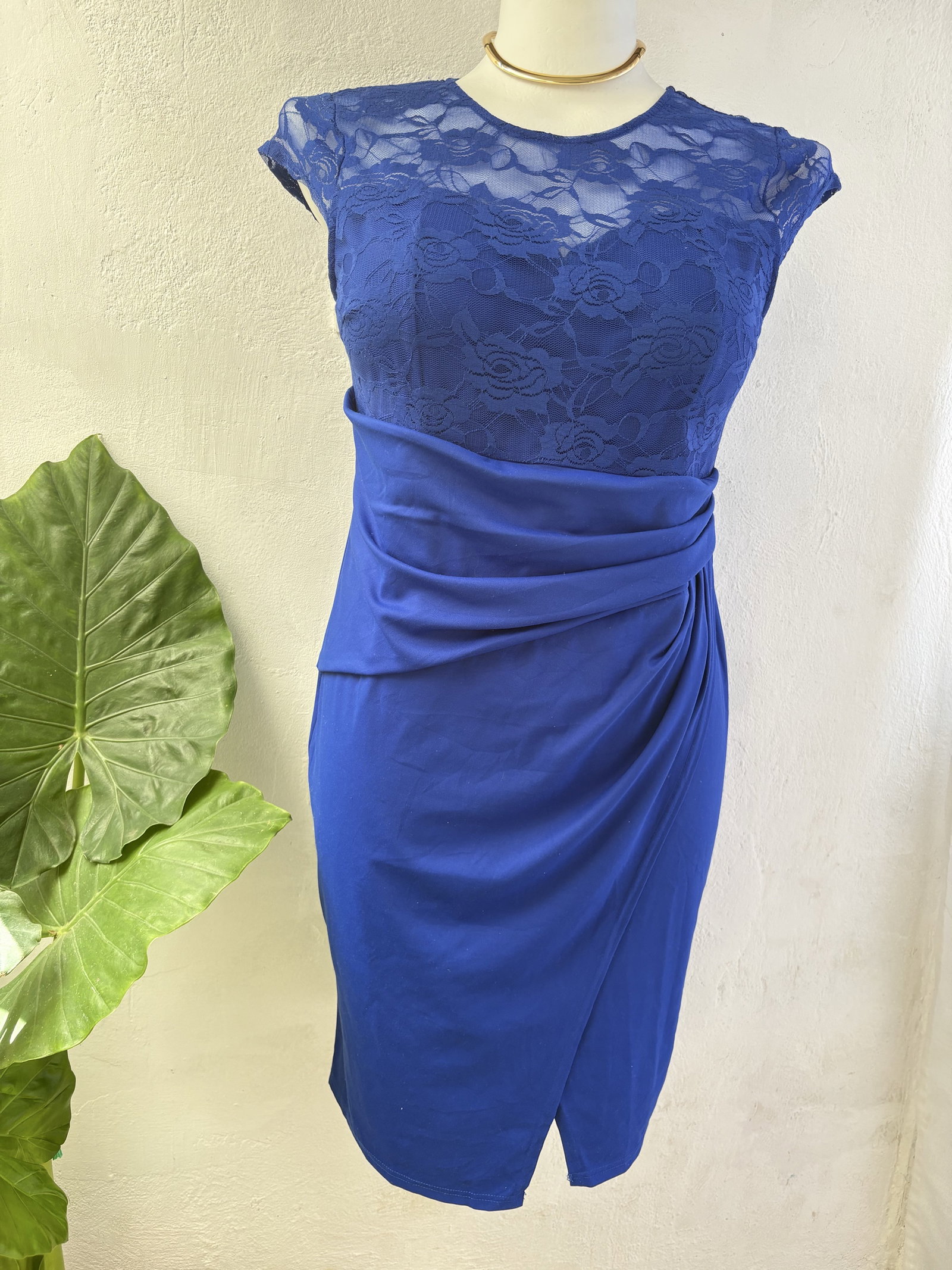 Vestido azul marino stretch con encaje
