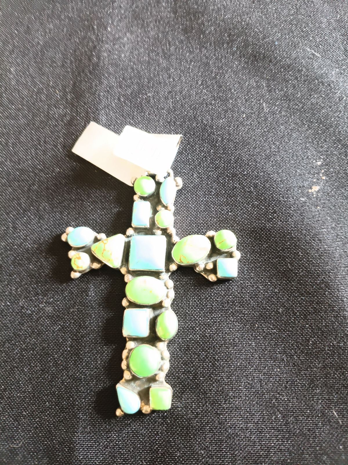 Cruz de plata con howlita verde y azul