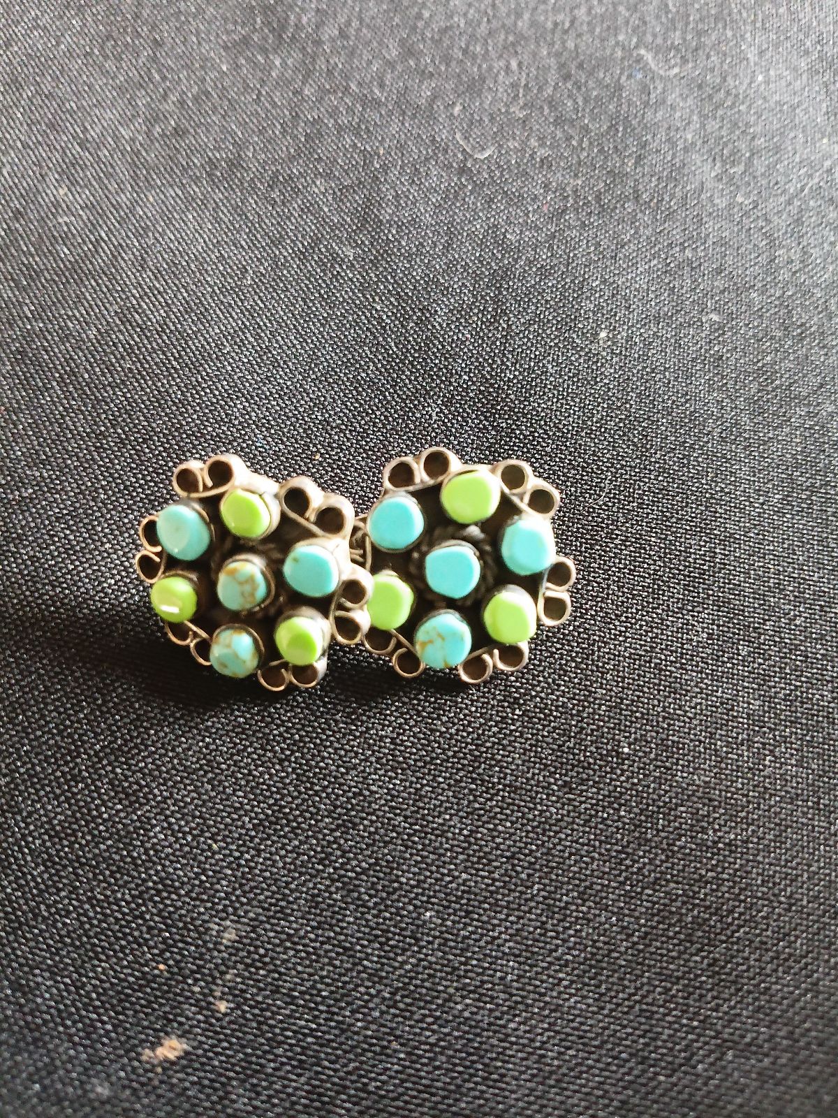 Aretes de plata con piedras de howlita verde y azul