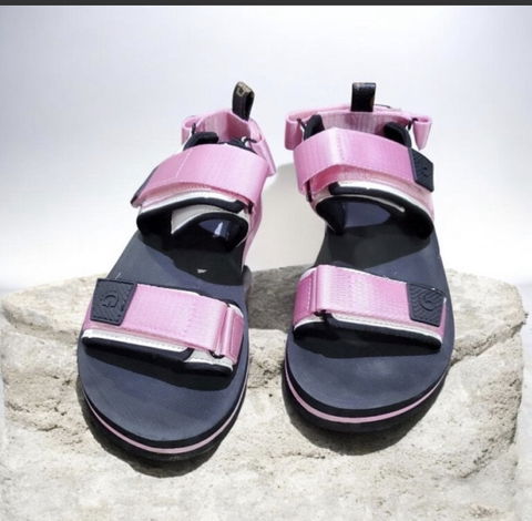 Sandalias Guess Gwumica nuevas, talla 6 US, rosa con blanco