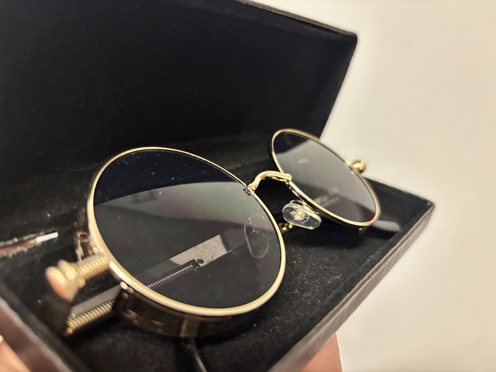 Lentes redondos vintage con orillas doradas