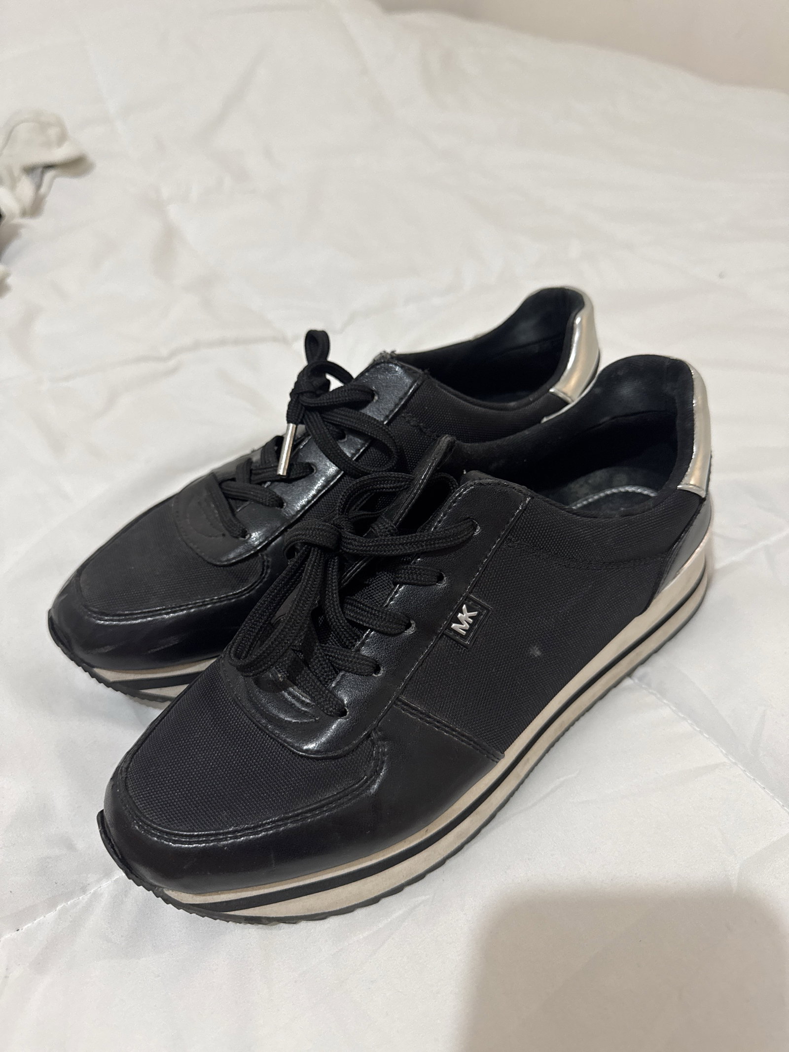 Tenis negros de mujer MK
