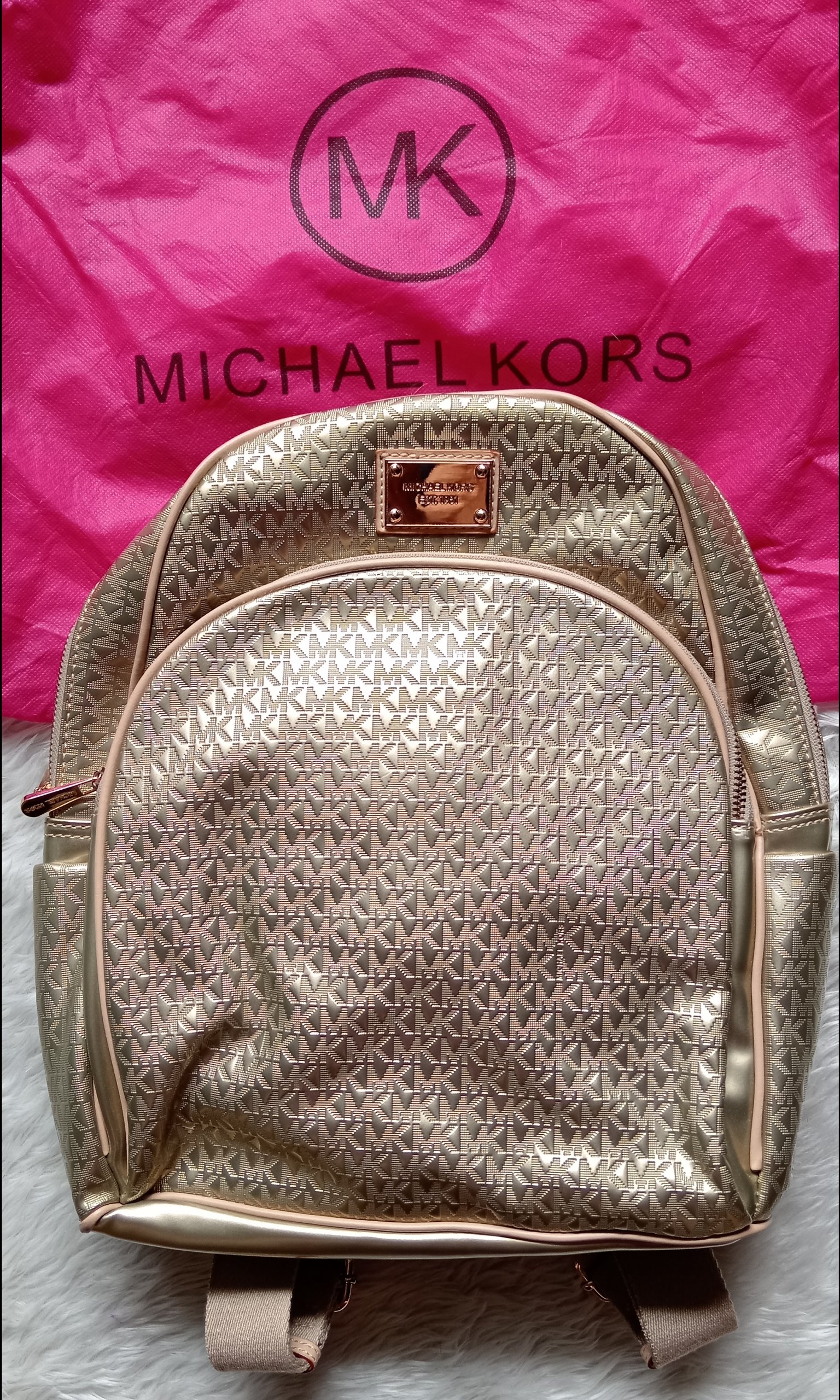 MOCHILA TIPO MK DORADA MONOGRAM 