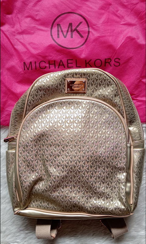 MOCHILA TIPO MK DORADA MONOGRAM