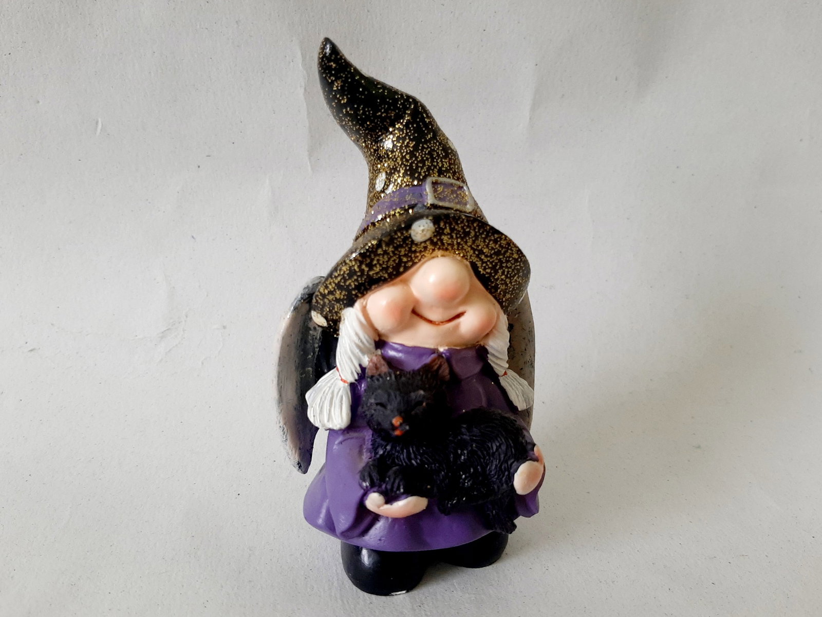 Figura de Brujita de Cerámica con Gatito Negro