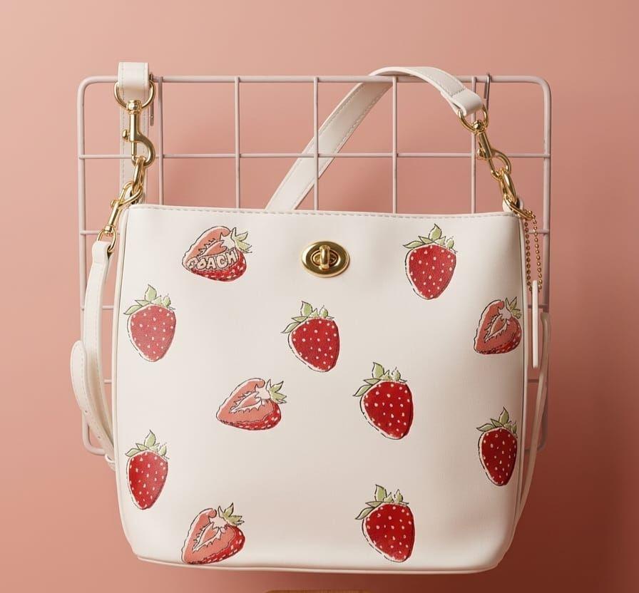Mini tote tipo coach de fresas nueva con cubrepolvo