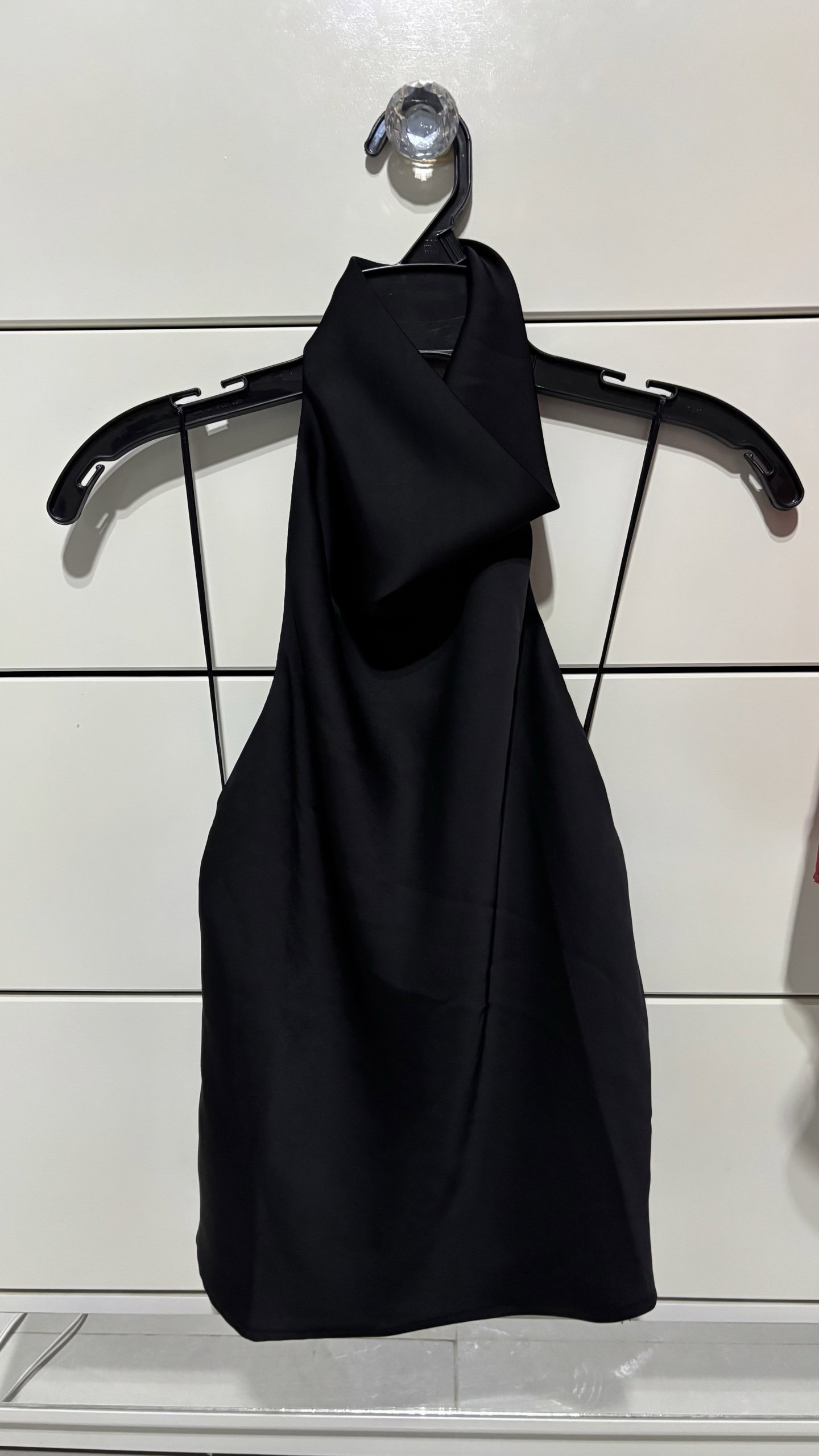 Top Halter Negro de Saten Stradivarius Talla S/24