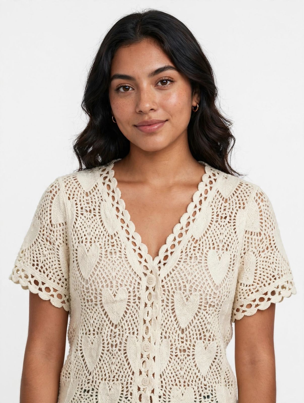 Blusa de crochet beige con cuello en V y botones