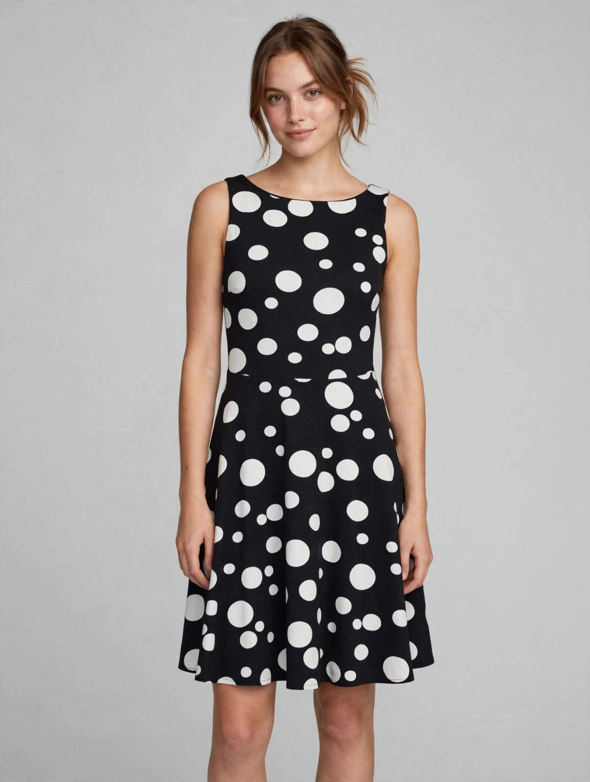 Vestido negro con estampado de lunares blancos