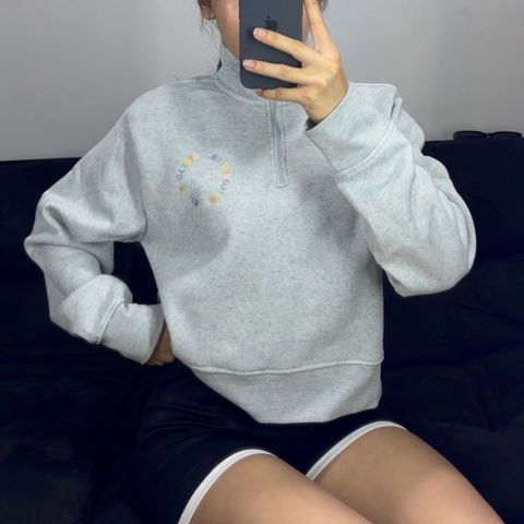 Sudadera gris con medio cierre y bordado colorido