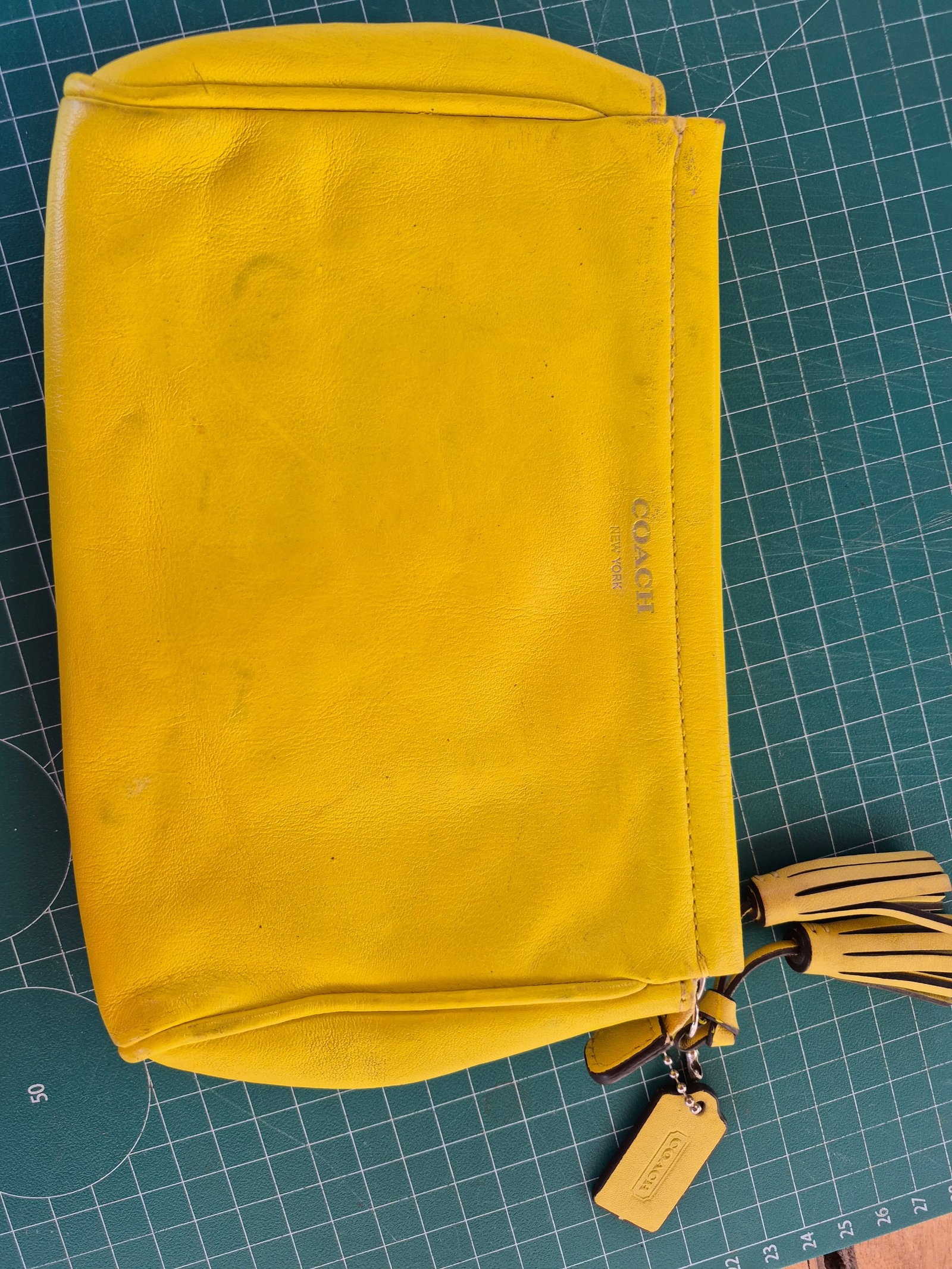 Muñequera Coach en Piel Amarilla