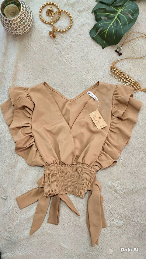 Blusa con volantes y tirantes ajustables color beige