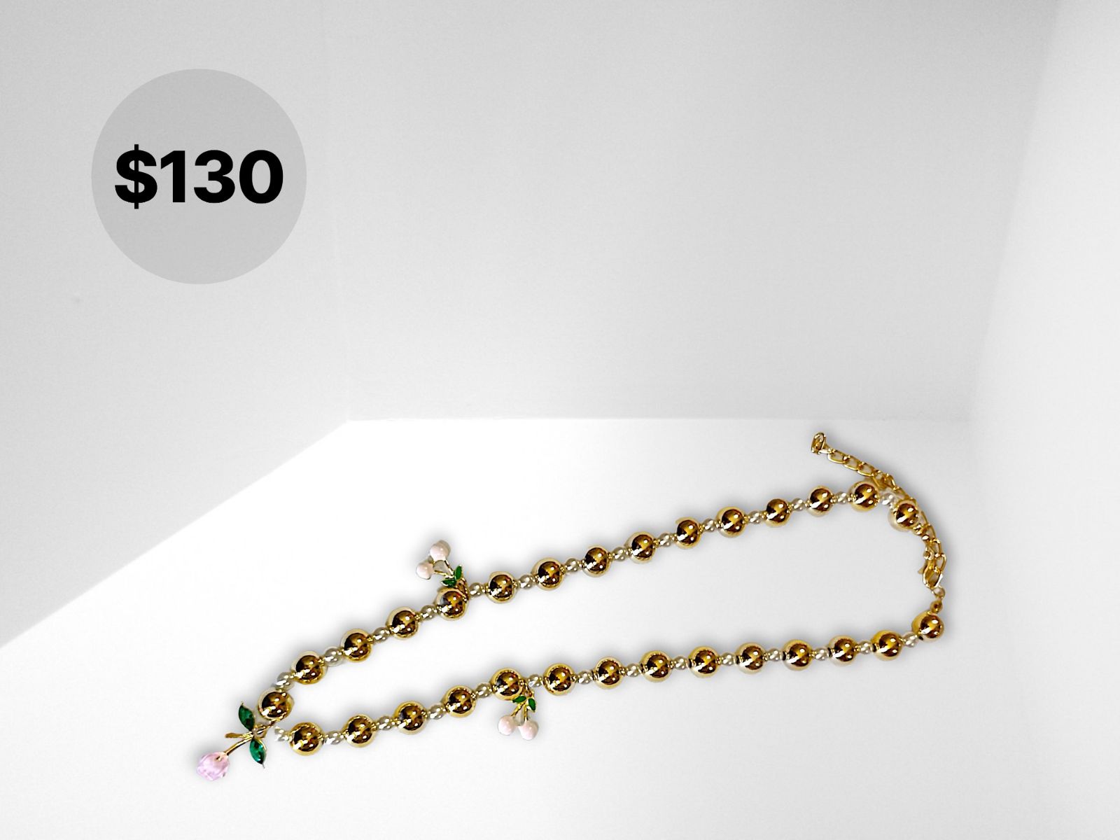 Collar de perlas doradas con 🍒