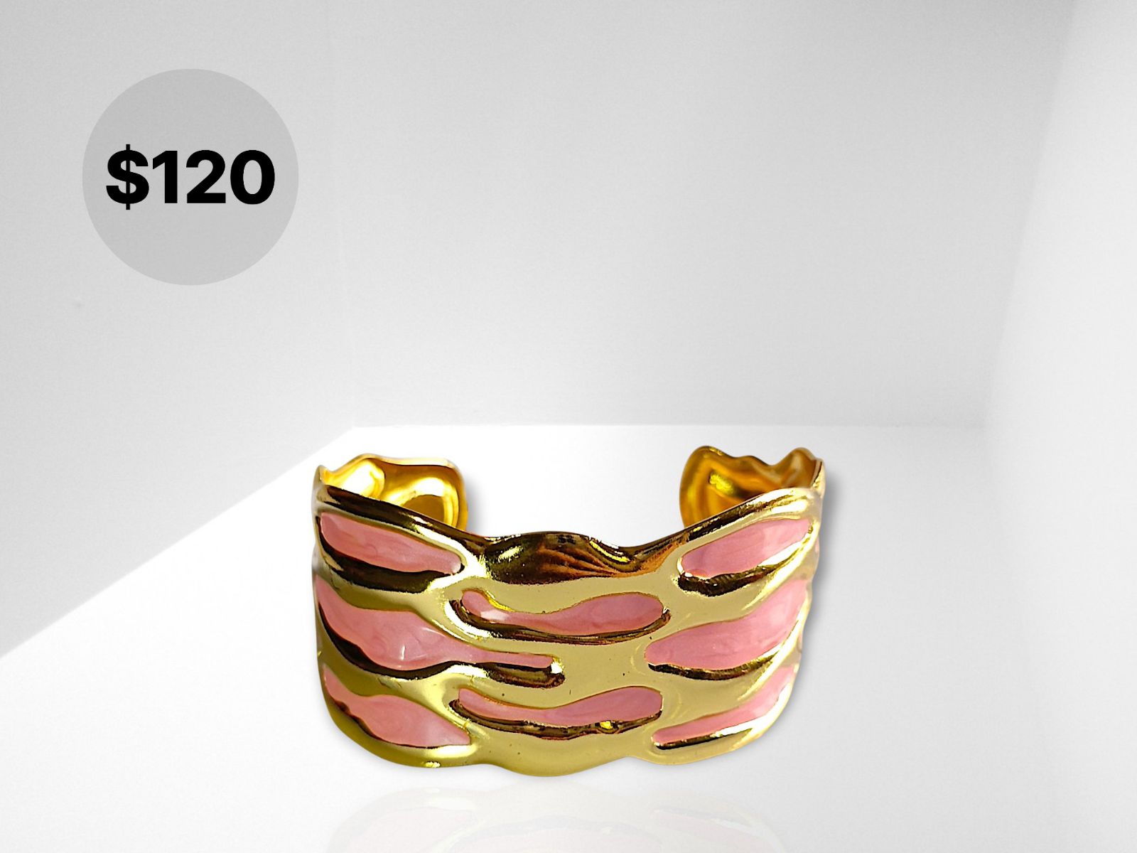 Brazalete dorado con detalles en rosa