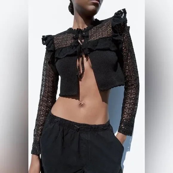 Blusa tejida negra con bordado de Zara
