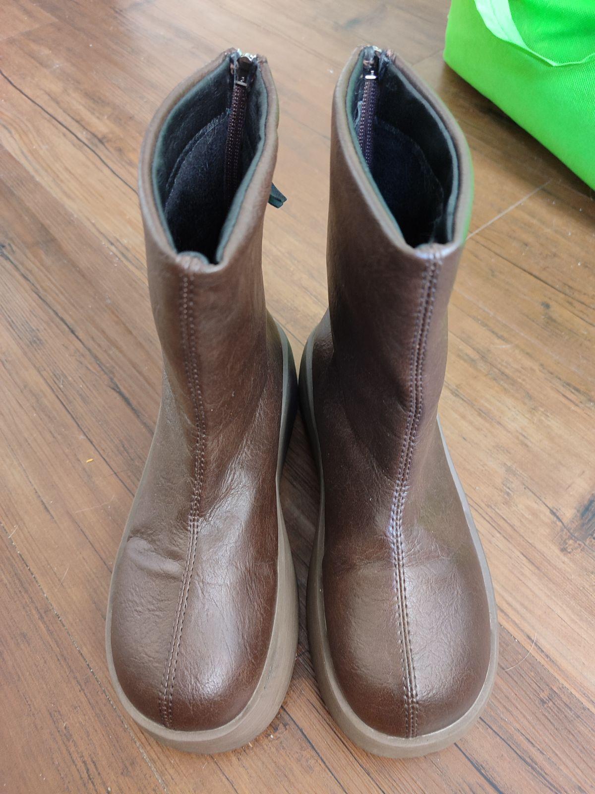 Botas color café de vinil, talla 23, en perfecto estado