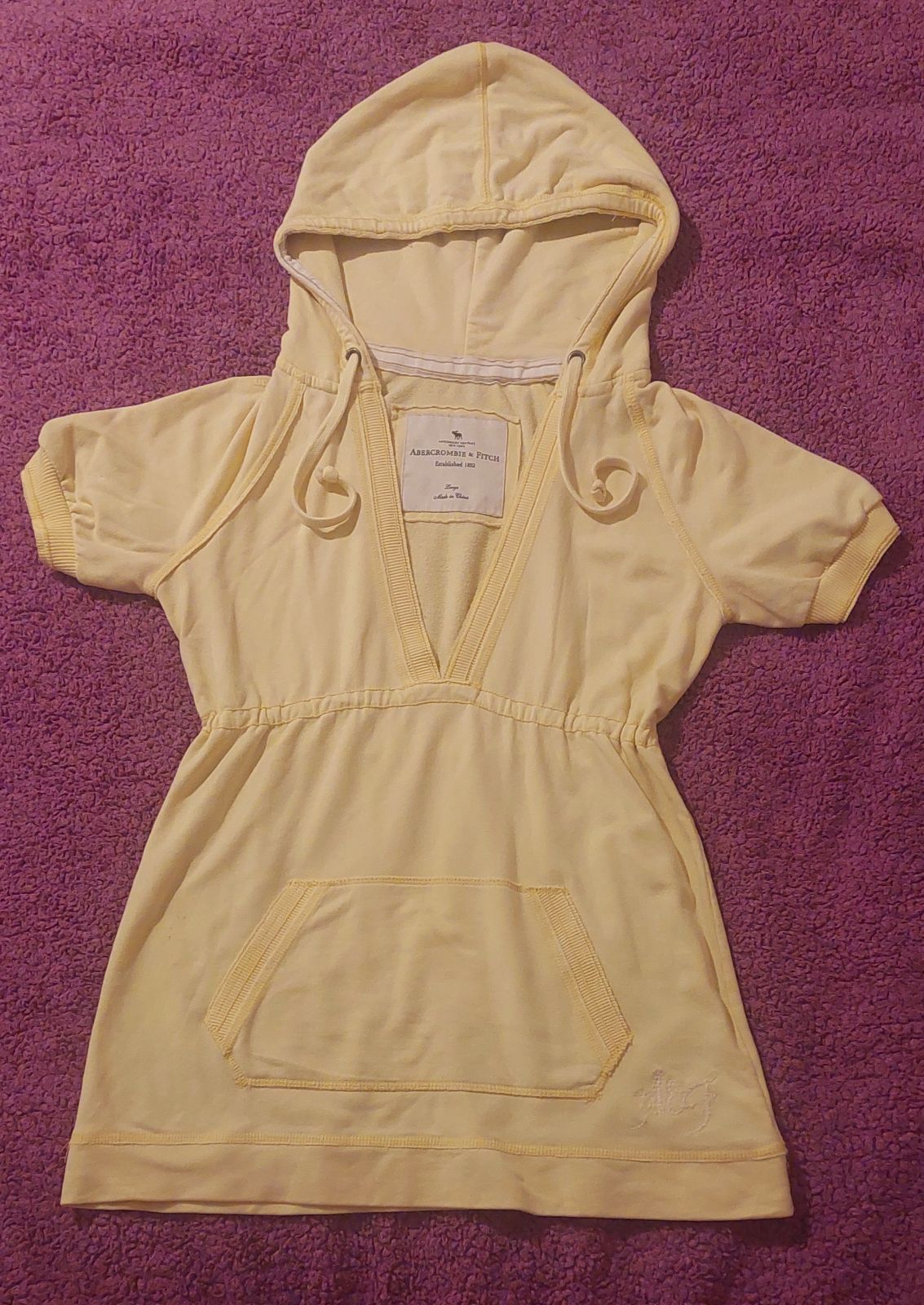Hoodie Babydoll Amarilla Abercrombie & Fitch ☆. ･. *♡